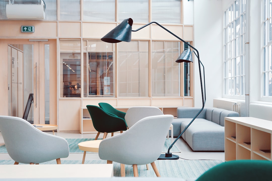 Modernes Büro mit optimierter Beleuchtung