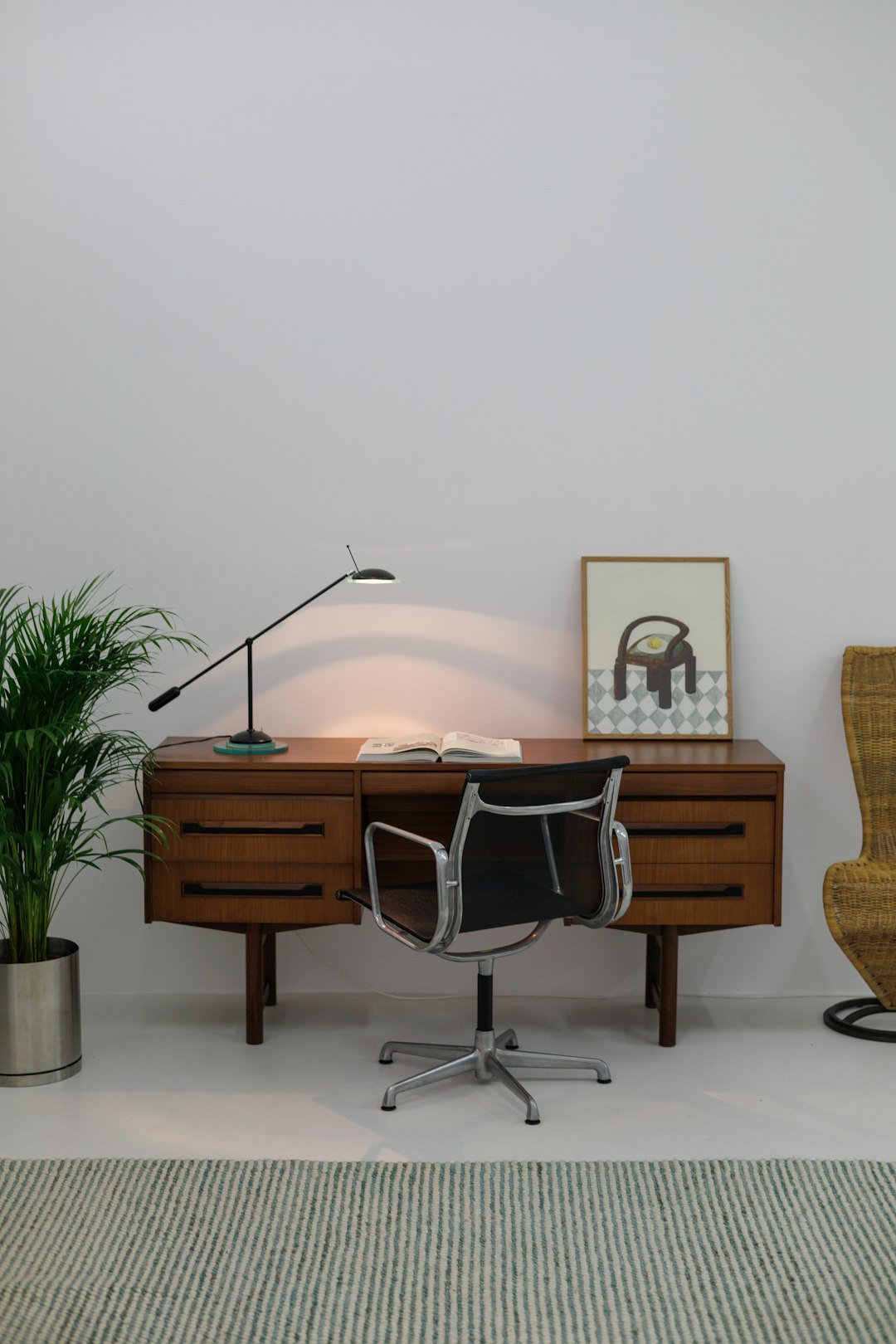 Ergonomischer Arbeitsplatz mit höhenverstellbarem Schreibtisch
