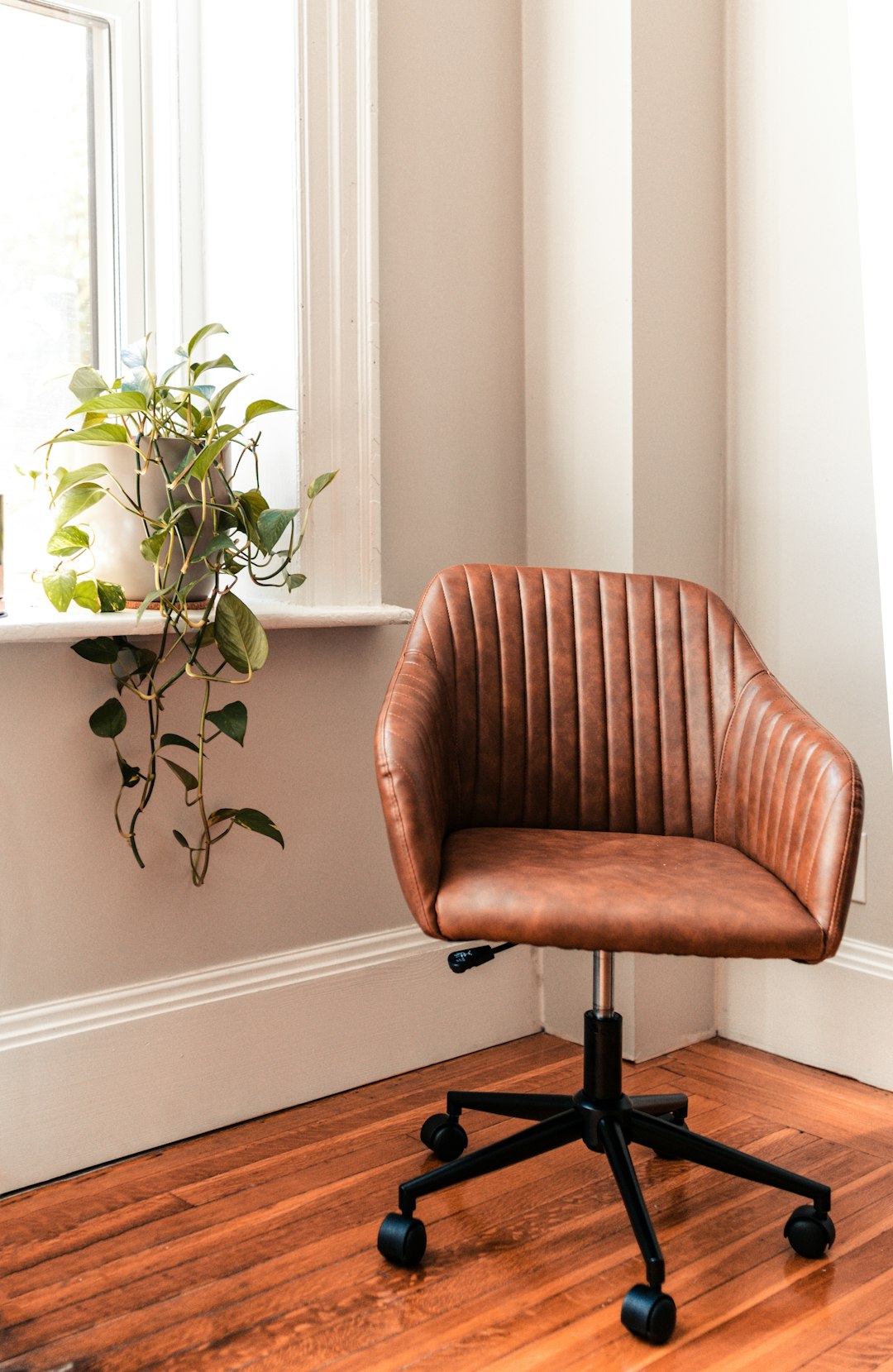 Modernes Homeoffice mit ergonomischer Ausstattung